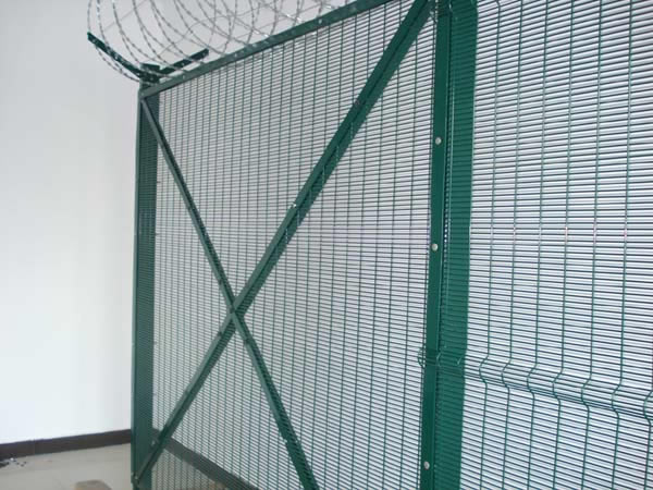 358 Welded Mesh with Posts and Fixing System